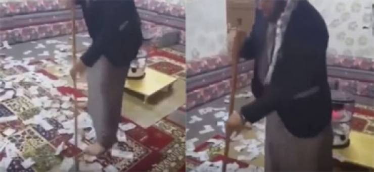 فيديو| شاب سعودي يتباهى بكنس أموال طائلة مُلقاة على الأرض!