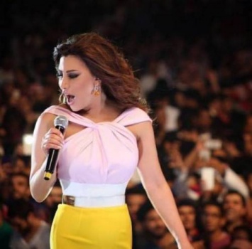 فيديو|ردة فعل نجوى كرم عندما رمى أحدهم عليها النقود !!