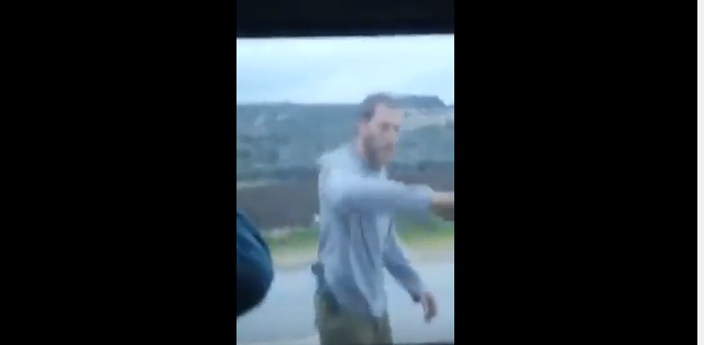 فيديو: مستوطنون يعتدون على سائق تاكسي في جنين