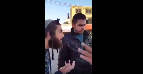 شاهد.. مستوطن يحاول منع شاب من توزيع التمور بذكرى المولد النبوي جنوب نابلس