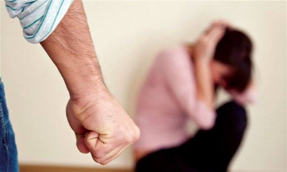 جريمة مروّعة: كبّل ابنته الوحيدة بـ"الجنازير" وحلق لها شعرها.. والسبب؟