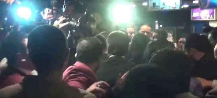 مسلح يقتحم حفلا ليفسد خطوبة " حبيبته "