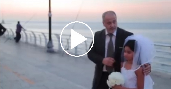 فيديو.. خمسيني يلتقط صوراً تذكارية مع زوجته الطفلة يثير غضب الشارع !!