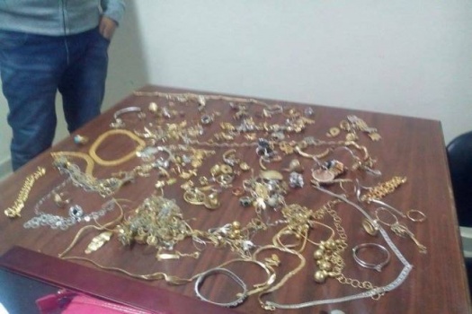 بالصور..الأجهزة الأمنية تلقي القبض على عصابة سرقت منزل في رام الله