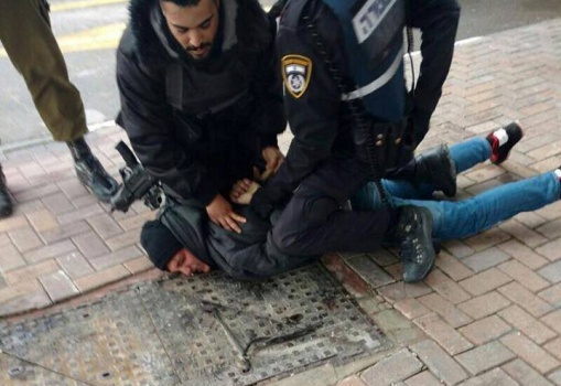 الأحتلال يعتقل شابا من نابلس على حاجز قلنديا بزعم حيازته على سكين
