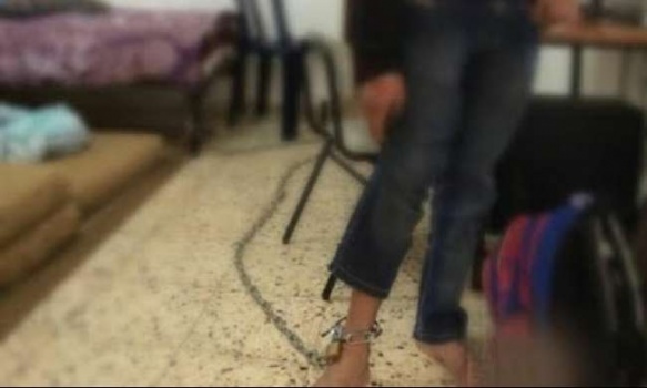بالصور : والدان يربطان ابنهما العاجز (14عاما) بسلسلة حديدية