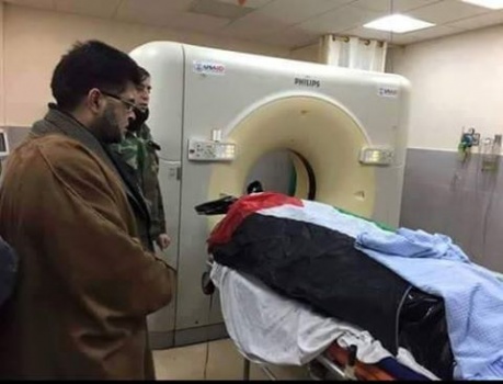 ذوو الشهيدة أشرقت قطناني يتسلمون جثمانها