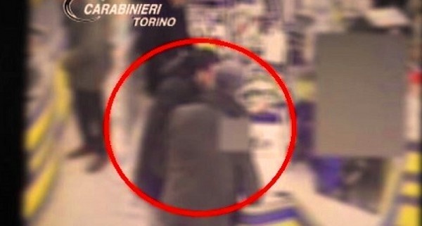 مصري يحبط سطوا مسلحا بإيطاليا فمنحوه إقامة ولقب بطل