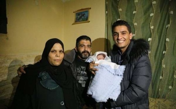 فيديو: محمد عساف يُفاجئ "عساف الصغير" بزيارة في غزة