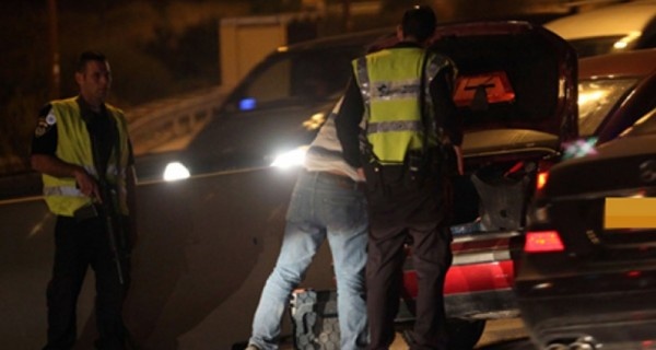 قوات الاحتلال تعتقل شابا بزعم حيازته سكينا قرب حاجز حوارة جنوب نابلس
