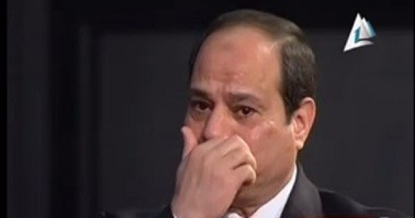 بالفيديو.. دموع السيسى تسيل بعد حديث أب استشهد ثلاثة من أبنائه