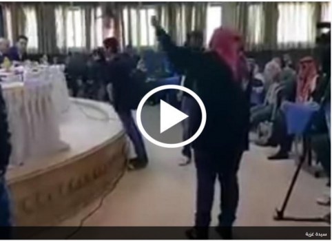 [بالفيديو].. غزيّة تصرخ أمام ممثلي الفصائل.. "شو بتعملوا على كراسيكم"؟
