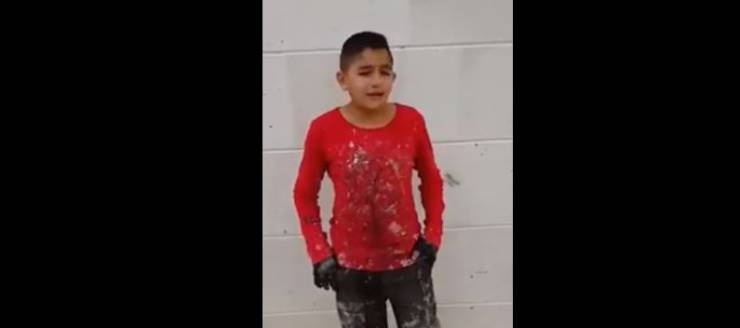 فيديو|طفل سوري يعمل في ورشات البناء يلهب مواقع التواصل بموهبته!