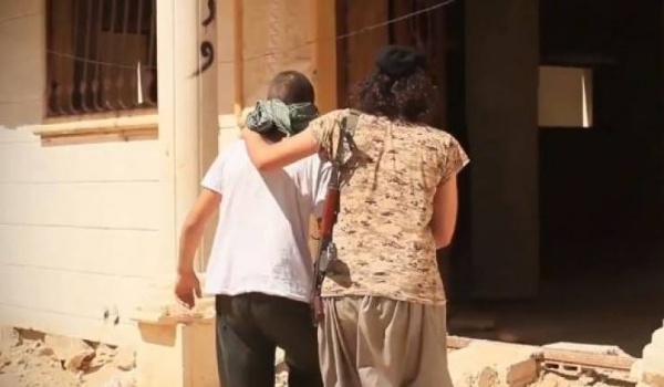 فيديو|داعش يعدم مراهق اغتصبه أحد قادته