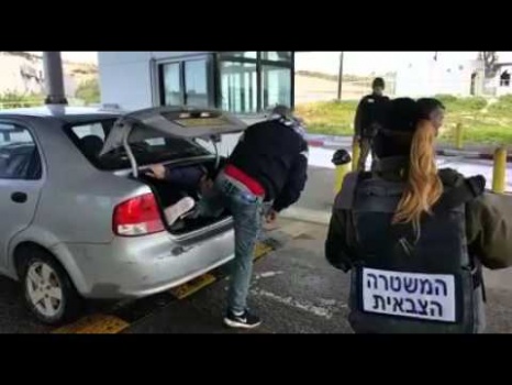 لقمة مغمسة بالدم .. الاحتلال يضبط مركبة بداخلها عمال فلسطينيون حاولوا الدخول للعمل الى الداخل المحتل