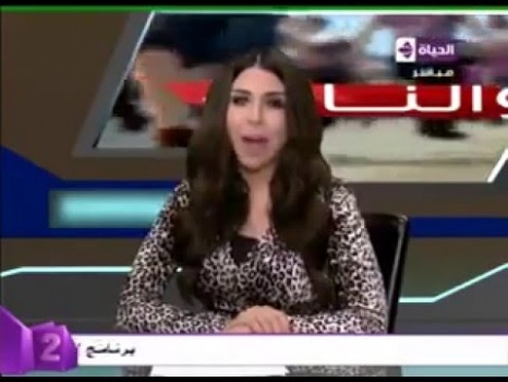 فيديو| رد فعل غريب من المذيعة عندما أحرجها الشيخ بخصوص الحجاب!!