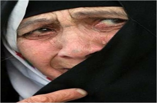 سيدة تنام أمام منزل ابنها ليلة زفافه وتبكي طوال الليل