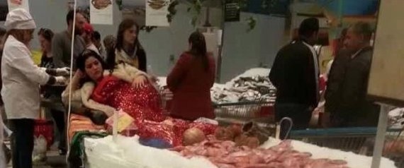 فتاة على هيئة "عروس البحر" وسط أسماك معروضة للبيع تثير غضب التونسيين