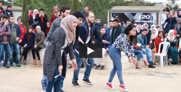 دبكة على أنغام اغنية لـ"محمد عساف" في جامعة بيرزيت تثير جدلاً على التواصل الاجتماعي (فيديو)