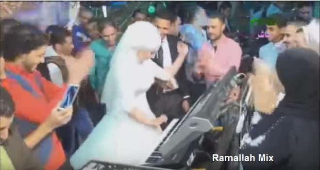 فيديو| عروس تشعل حفل زفافها وتشرف على "الدي جي" بنفسها!!