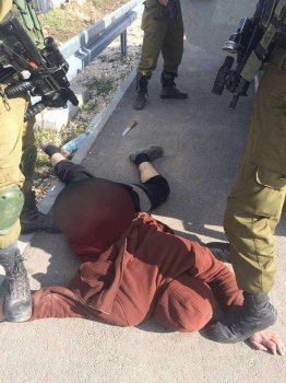 الجنود داسوا على يديه بلا رحمه..اعتقال فلسطيني بحجة حيازة سكين شرق الخليل