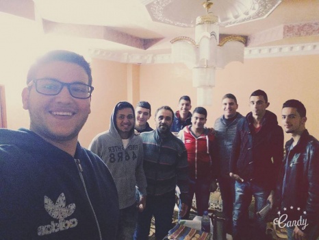في جنين..معلم يحول منزله لــ"صف دراسي" لتعويض طلابه!!