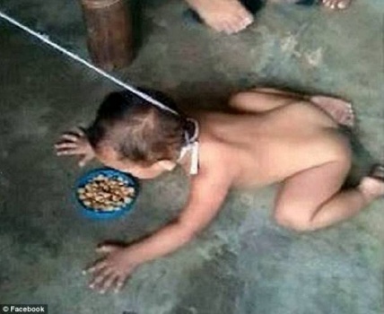 أم تعامل طفلها "كالكلب" وتنشر صوره على فيسبوك !