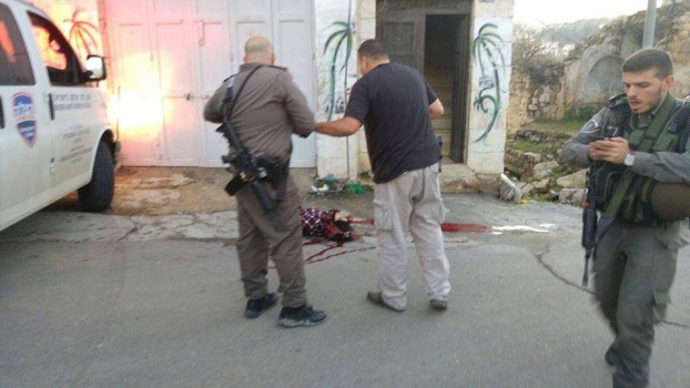 الإحتلال يطلق النار على فتاة فلسطينية في الخليل