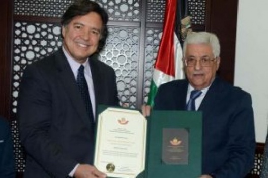 شاهد:سفير البرازيل في فلسطين يُغني لـ"فلسطين" بصوته والرئيس يقلده نجمة القدس