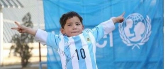 ميسي خيب الآمال.. نجم برشلونة يكتفي بإرسال نسخة من قميصه للطفل الأفغاني