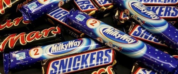 هل أنت من عشّاق شوكلاتة "مارس" و"سنيكرز" و"ميلكي واي"؟.. احذر إذاً، فأنت تأكل البلاستيك