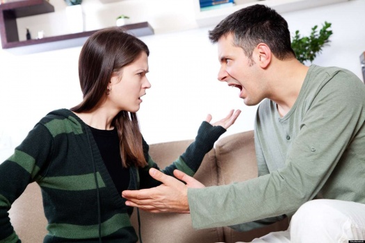 زوجة تطلب الطلاق من زوجها بعد أن علمت لمن أعطى راتبه كاملاً!
