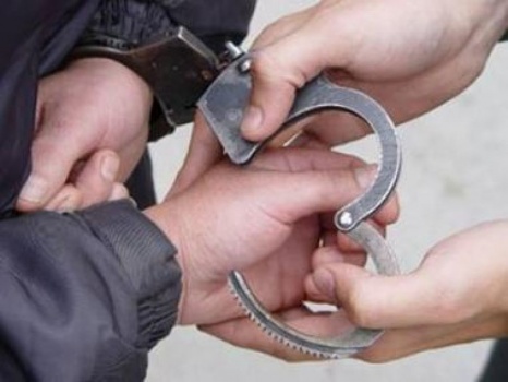 الشرطة تلقي القبض على شخص بتهمة النصب والاحتيال وانتحال صفة الغير في قلقيلية