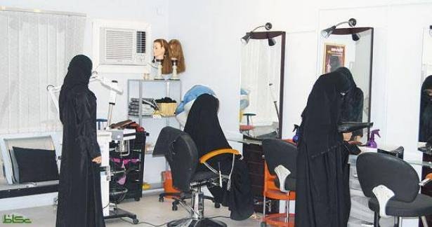 فيديو : فضيحة كبرى داخل صالون تجميل في دولة عربية !