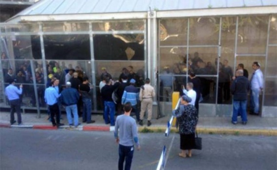 اصابة اسرائيلي في عملية طعن بالرملة والمنفذ فتاتين "فيديو"