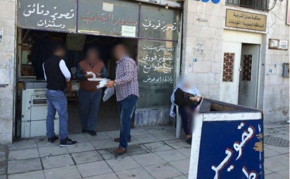 طلق زوجته ثم وزع الحلوى على المارة امام المحكمة !