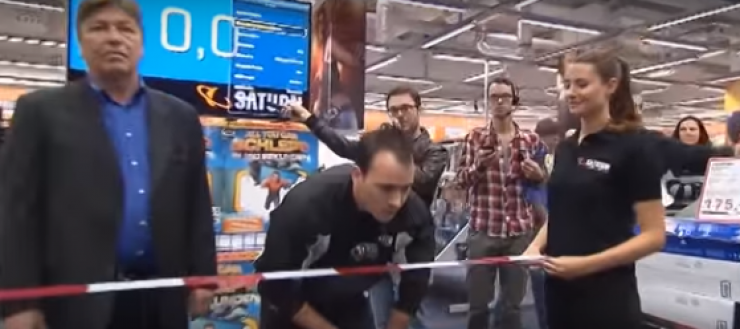 فيديو| شاب يفوز ب 156 ثانية ليأخذ ما يريد من متجر الكتروني !