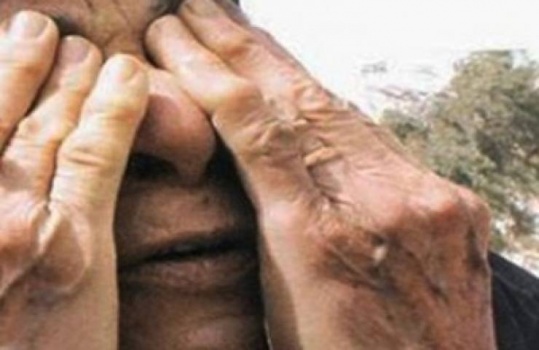 فتاة تترك والدتها المسنة في الشارع لوحدها وتهرب ..!