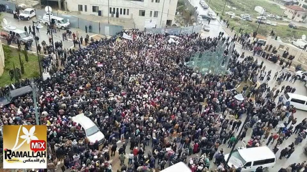 الاف المعلمين استطاعوا الان الوصول لمجلس الوزراء والاعتصام (صورة)