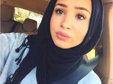 بالصور - لماذا يتابع هذه الفلسطينية الجميلة أكثر من 170 الف شخص!
