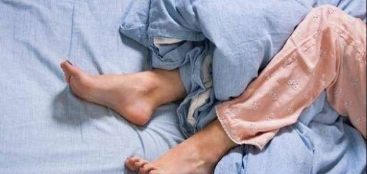 لهذه الاسباب تضعين قدميك خارج الغطاء اثناء النوم !