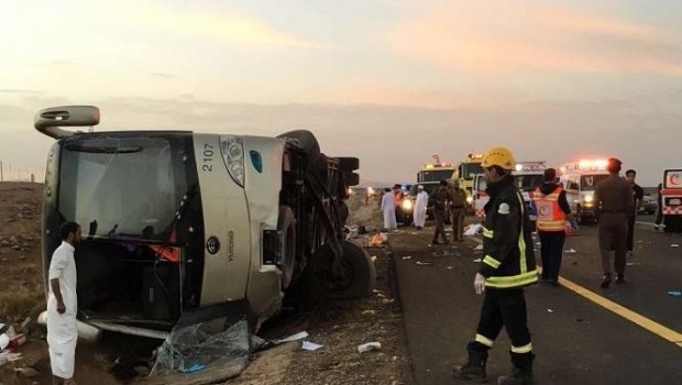 مصرع 19 معتمراً وإصابة 22 آخرين إثر انقلاب حافلتهم بين مكة والمدينة..