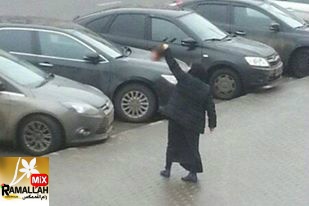 فيديو صادم : امرأة تقطع رأس طفلة وتتجول به في موسكو !!