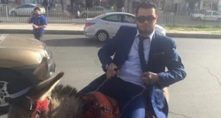 بالصورة .... ما سر المواطن الأردني الأنيق الذي يركب حمارا في شوارع عمان ؟