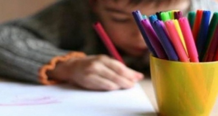 امراة تعامل والدها بقسوة .. فرسم ابنها لوحة جعلتها تنهار!