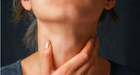 صورة| ظنت أن علكة عالقة في حنجرتها... لكن ما وجده الأطباء كان مخيفاً!