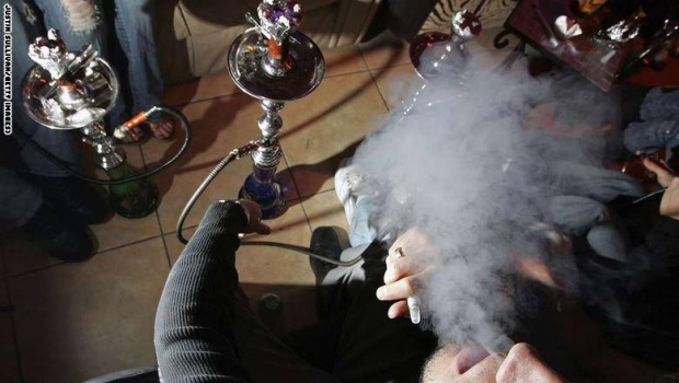 مقترح قانون في المغرب يجرّم الشيشة ويعاقب مدخنيها بخمس سنوات حبسًا