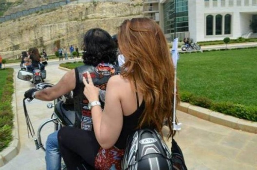 بالفيديو.. عروس خليجية تُزف على دراجة نارية