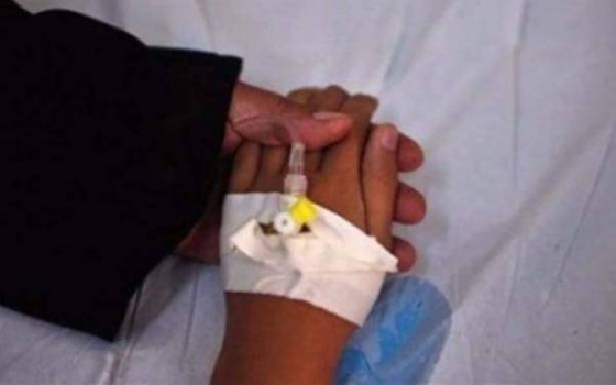 همس في أذن أمه &ldquo;دعيني أنقذك&rdquo;.. مات وأنقذها!