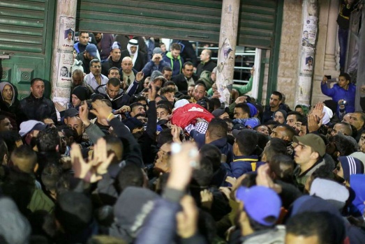 بالصور..تشييع جثمان الشهيد مطير في مخيم قلنديا